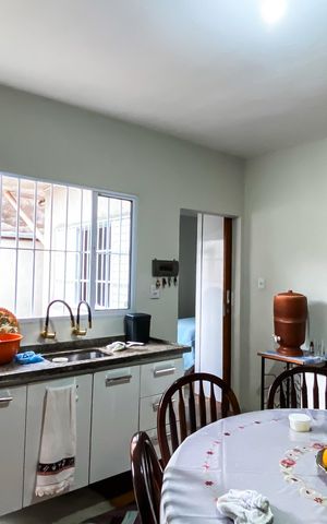 Casa à venda com 50m², 2 quartos e 2 vagasCozinha 