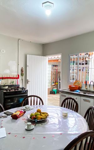 Casa à venda com 50m², 2 quartos e 2 vagasCozinha 