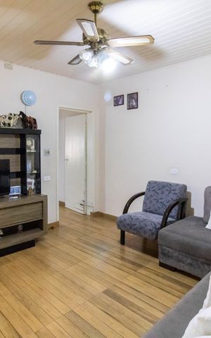 Casa à venda com 232m², 3 quartos e 6 vagas Casa à venda com 232m², 3 quartos e 6 vagasSala