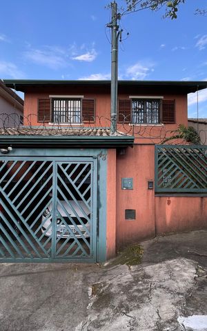 Casa para alugar com 230m², 4 quartos e 3 vagasFachada