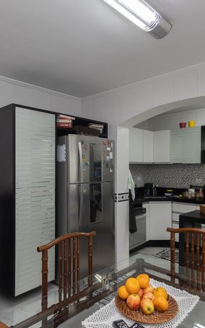 Casa à venda com 250m², 3 quartos e 4 vagas Casa à venda com 250m², 3 quartos e 4 vagasCozinha