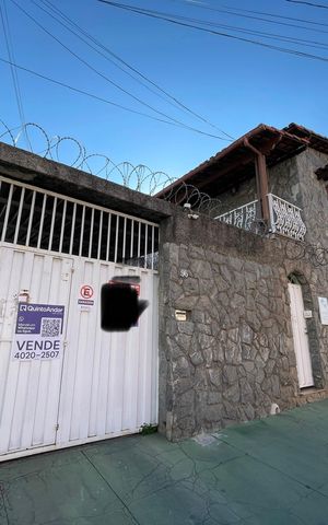 Casa à venda com 330m², 5 quartos e 4 vagas Casa à venda com 330m², 5 quartos e 4 vagasPlaca instalada com o codigo RVRC-187. no dia 17-09-2026