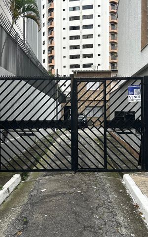 Casa para alugar com 110m², 2 quartos e 2 vagas Casa para alugar com 110m², 2 quartos e 2 vagasFachada