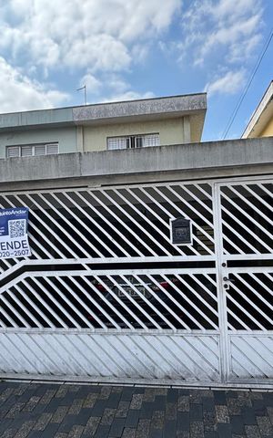 Casa à venda com 160m², 3 quartos e 2 vagas Casa à venda com 160m², 3 quartos e 2 vagasFachada