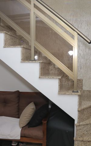 Casa de condomínio à venda com 63m², 2 quartos e 1 vaga Casa de condomínio à venda com 63m², 2 quartos e 1 vagaEscada da sala para os quartos