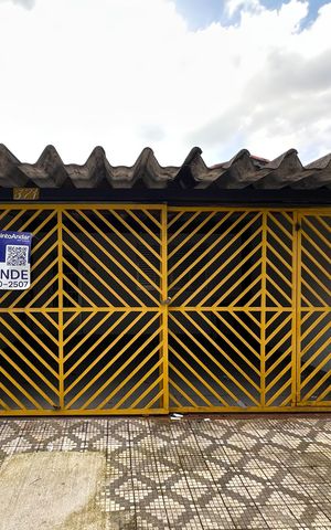 Casa à venda com 132m², 2 quartos e 2 vagas Casa à venda com 132m², 2 quartos e 2 vagasFachada