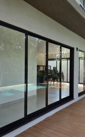 Casa de condomínio à venda com 152m², 3 quartos e 2 vagas Casa de condomínio à venda com 152m², 3 quartos e 2 vagasÁrea Externa