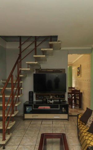 Casa à venda com 205m², 4 quartos e 2 vagas Casa à venda com 205m², 4 quartos e 2 vagasSala