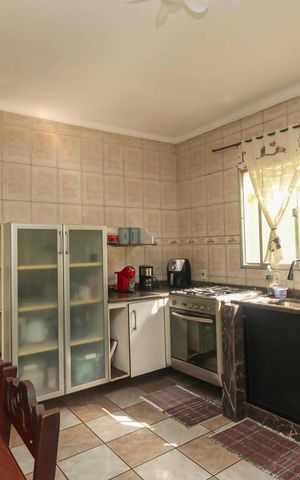 Casa à venda com 205m², 4 quartos e 2 vagas Casa à venda com 205m², 4 quartos e 2 vagasCozinha