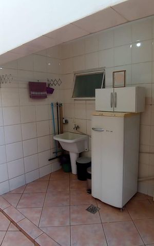 Casa à venda com 166m², 3 quartos e 2 vagas Casa à venda com 166m², 3 quartos e 2 vagasÁrea de serviço