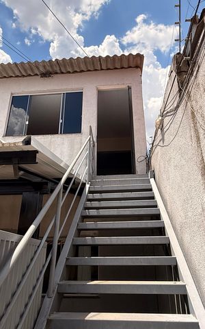 Casa para alugar com 55m², 2 quartos e sem vagaEscada