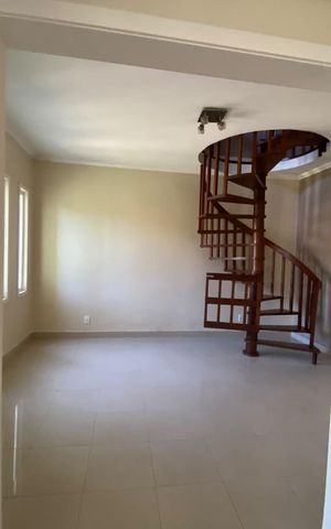 Casa à venda com 277m², 3 quartos e 4 vagas Casa à venda com 277m², 3 quartos e 4 vagasSala
