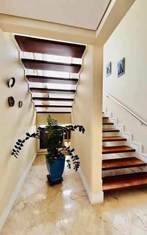 Casa de condomínio para alugar com 550m², 6 quartos e 6 vagas Casa de condomínio para alugar com 550m², 6 quartos e 6 vagasEscada