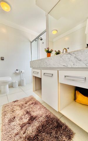 Casa de condomínio para alugar com 550m², 6 quartos e 6 vagas Casa de condomínio para alugar com 550m², 6 quartos e 6 vagasBanheiro da Suíte 2
