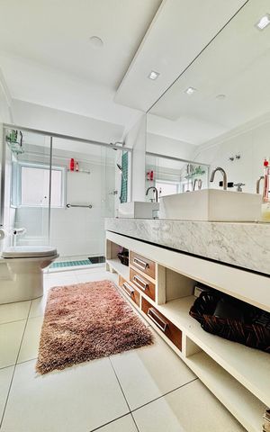 Casa de condomínio para alugar com 550m², 6 quartos e 6 vagas Casa de condomínio para alugar com 550m², 6 quartos e 6 vagasBanheiro da Suíte 1