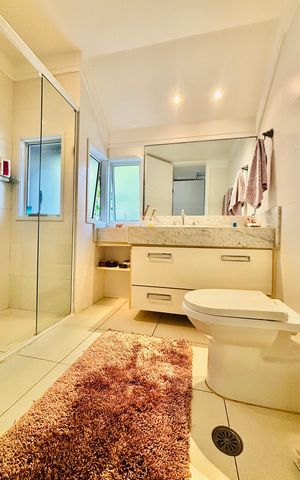 Casa de condomínio para alugar com 550m², 6 quartos e 6 vagas Casa de condomínio para alugar com 550m², 6 quartos e 6 vagasBanheiro da Suíte 4