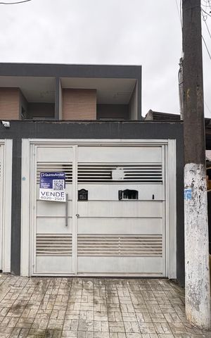 Casa à venda com 140m², 3 quartos e 2 vagas Casa à venda com 140m², 3 quartos e 2 vagasFachada