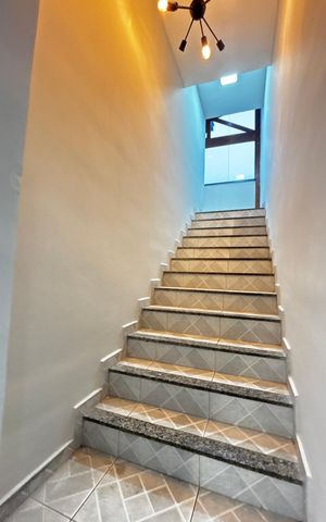 Apartamento à venda com 158m², 3 quartos e 2 vagas Apartamento à venda com 158m², 3 quartos e 2 vagasEscada