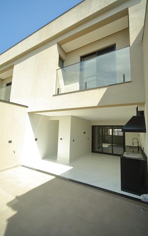 Casa à venda com 176m², 3 quartos e 4 vagasQuintal - Vista interna 