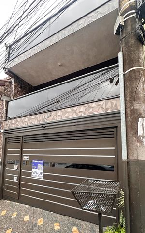 Casa à venda com 226m², 3 quartos e 2 vagas Casa à venda com 226m², 3 quartos e 2 vagasFachada