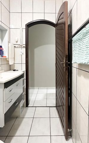 Casa à venda com 226m², 3 quartos e 2 vagas Casa à venda com 226m², 3 quartos e 2 vagasBanheiro Social