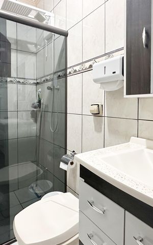 Casa à venda com 226m², 3 quartos e 2 vagas Casa à venda com 226m², 3 quartos e 2 vagasBanheiro Social