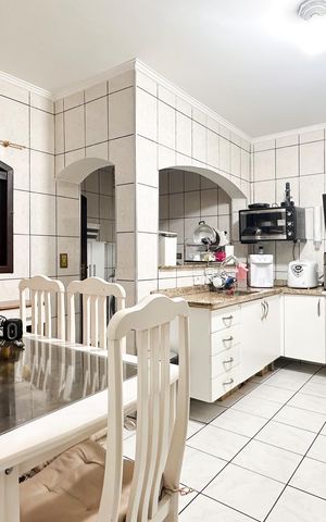 Casa à venda com 226m², 3 quartos e 2 vagas Casa à venda com 226m², 3 quartos e 2 vagasCozinha