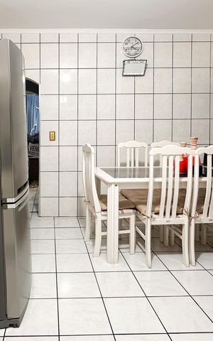 Casa à venda com 226m², 3 quartos e 2 vagas Casa à venda com 226m², 3 quartos e 2 vagasCozinha