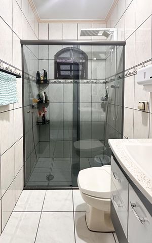 Casa à venda com 226m², 3 quartos e 2 vagas Casa à venda com 226m², 3 quartos e 2 vagasBanheiro Social