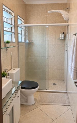 Casa à venda com 184m², 4 quartos e 2 vagas Casa à venda com 184m², 4 quartos e 2 vagasBanheiro