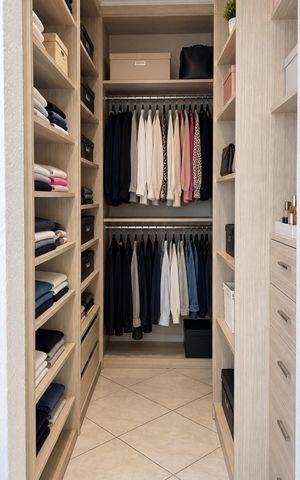 Casa à venda com 184m², 4 quartos e 2 vagas Casa à venda com 184m², 4 quartos e 2 vagasCloset