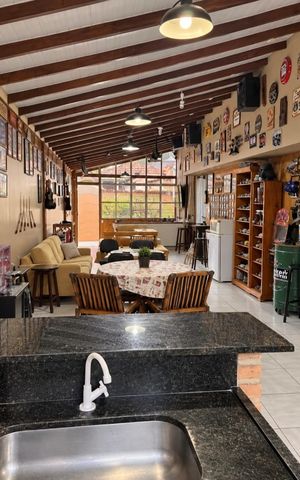 Casa à venda com 184m², 4 quartos e 2 vagas Casa à venda com 184m², 4 quartos e 2 vagasÁrea externa