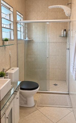 Casa à venda com 184m², 4 quartos e 2 vagas Casa à venda com 184m², 4 quartos e 2 vagasBanheiro