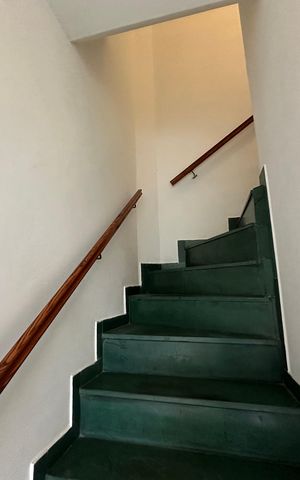 Casa de condomínio à venda com 63m², 2 quartos e 1 vaga Casa de condomínio à venda com 63m², 2 quartos e 1 vagaEscada