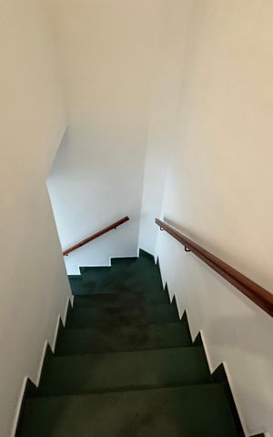 Casa de condomínio à venda com 63m², 2 quartos e 1 vaga Casa de condomínio à venda com 63m², 2 quartos e 1 vagaEscada