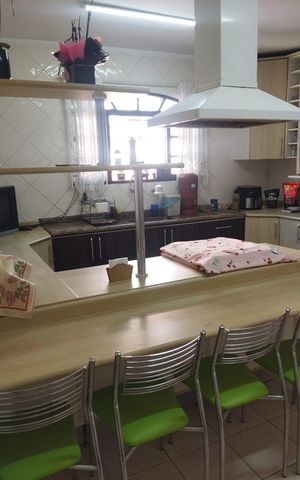 Casa à venda com 260m², 4 quartos e 2 vagas Casa à venda com 260m², 4 quartos e 2 vagasCozinha