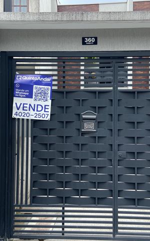 Casa à venda com 127m², 2 quartos e 2 vagas Casa à venda com 127m², 2 quartos e 2 vagasFachada e placa