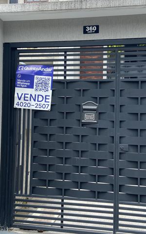 Casa à venda com 127m², 2 quartos e 2 vagas Casa à venda com 127m², 2 quartos e 2 vagasFachada e placa
