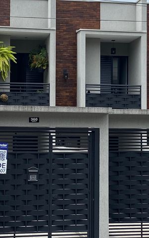 Casa à venda com 127m², 2 quartos e 2 vagas Casa à venda com 127m², 2 quartos e 2 vagasFachada