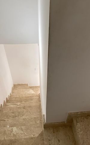 Casa à venda com 127m², 2 quartos e 2 vagas Casa à venda com 127m², 2 quartos e 2 vagasSala - Escada