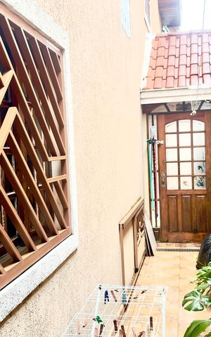 Casa à venda com 190m², 3 quartos e 2 vagas Casa à venda com 190m², 3 quartos e 2 vagasCorredor externo