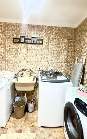 Casa à venda com 190m², 3 quartos e 2 vagas Casa à venda com 190m², 3 quartos e 2 vagasÁrea de Serviço