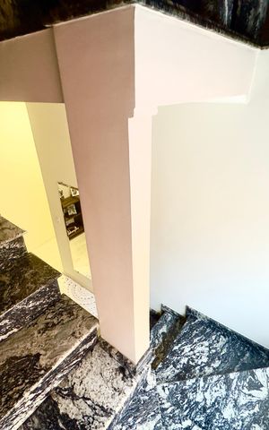 Casa à venda com 190m², 3 quartos e 2 vagas Casa à venda com 190m², 3 quartos e 2 vagasEscada