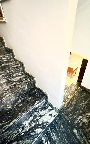 Casa à venda com 190m², 3 quartos e 2 vagas Casa à venda com 190m², 3 quartos e 2 vagasEscada