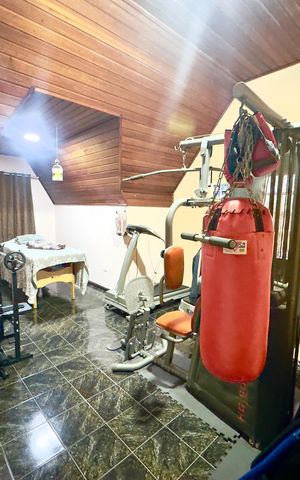 Casa à venda com 190m², 3 quartos e 2 vagas Casa à venda com 190m², 3 quartos e 2 vagasAcademia