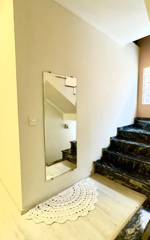 Casa à venda com 190m², 3 quartos e 2 vagas Casa à venda com 190m², 3 quartos e 2 vagasEscada
