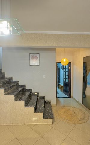 Casa à venda com 190m², 3 quartos e 2 vagas Casa à venda com 190m², 3 quartos e 2 vagasSala