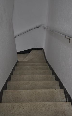 Casa à venda com 130m², 2 quartos e 2 vagasEscada