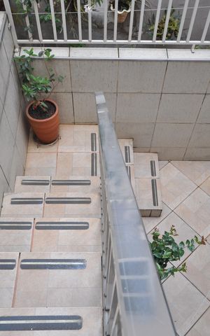 Casa à venda com 130m², 2 quartos e 2 vagasEscada de acesso à área de serviço