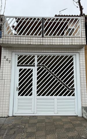 Casa à venda com 103m², 2 quartos e 1 vaga Casa à venda com 103m², 2 quartos e 1 vagaFachada